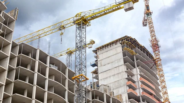 Chantier de construction avec grues